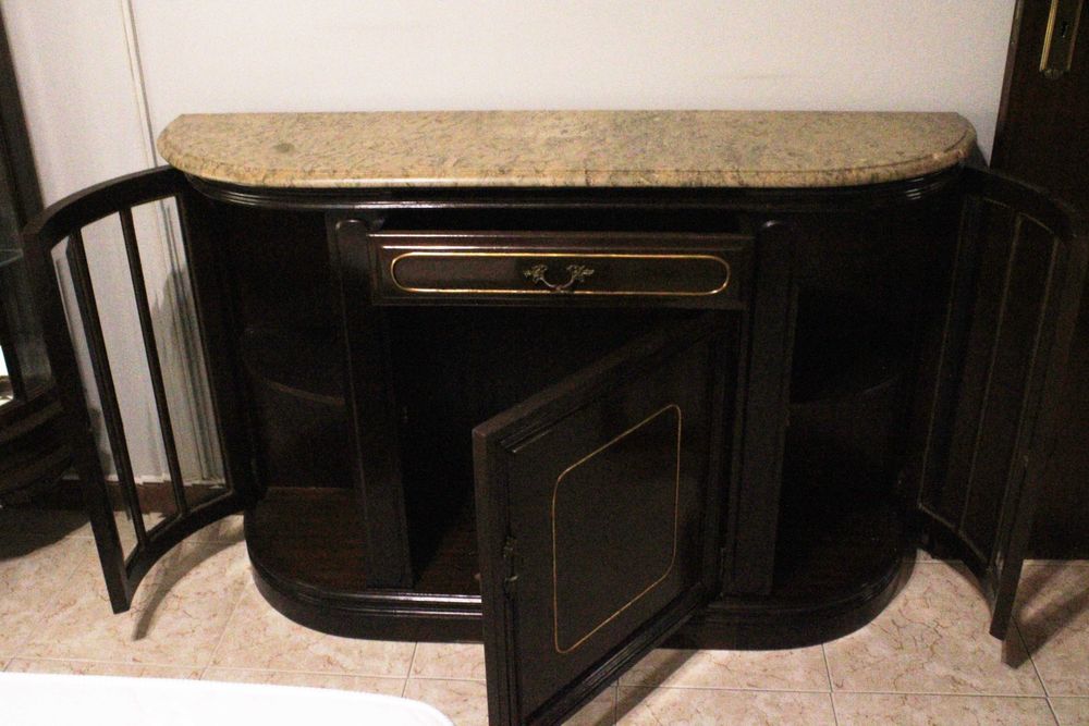 Móvel antigo em madeira escura – Elegância e charme intemporal