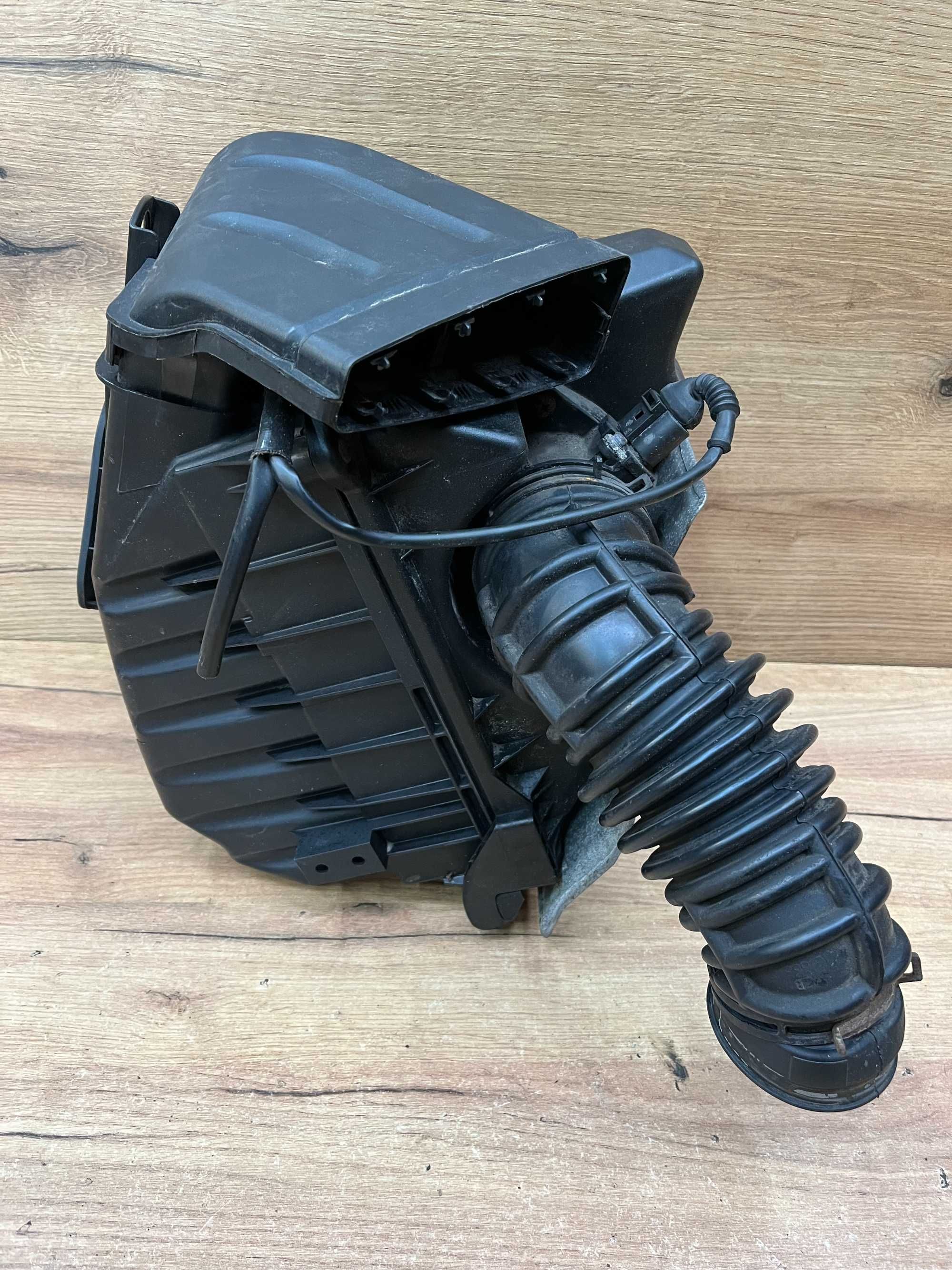 Obudowa filtra powietrza Audi A4 B7 2.0