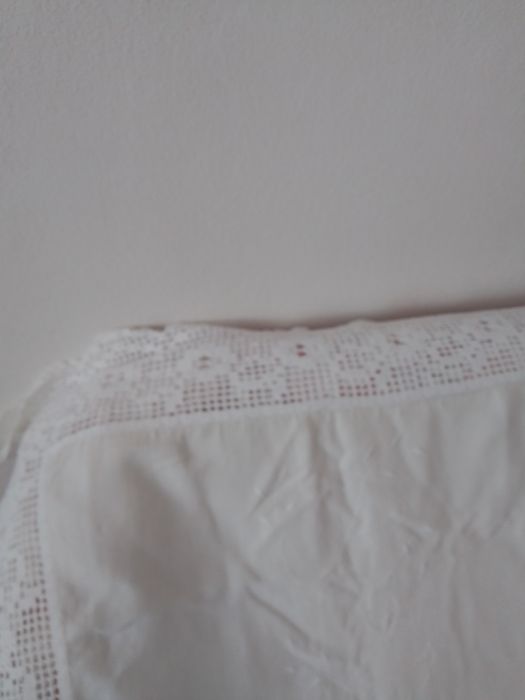 Toalha de mesa em linho e renda.