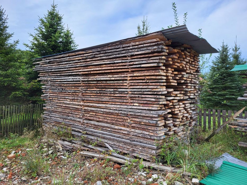 Deski sosnowe składowane