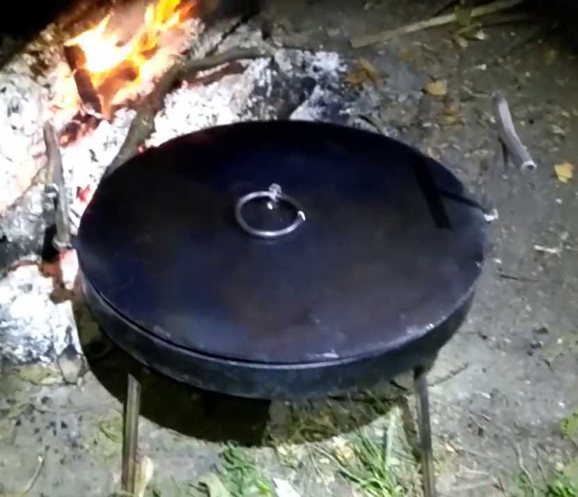 Калений Садж готувати на вогні з кришкою рибу м'ясо овочі