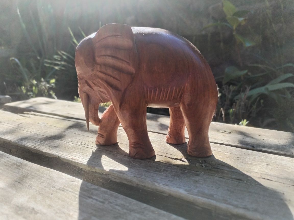 Figurka drewniana przedstawiająca słonia. Ręczna praca.