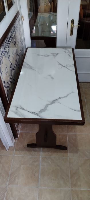 Mesa de madeira com azulejo