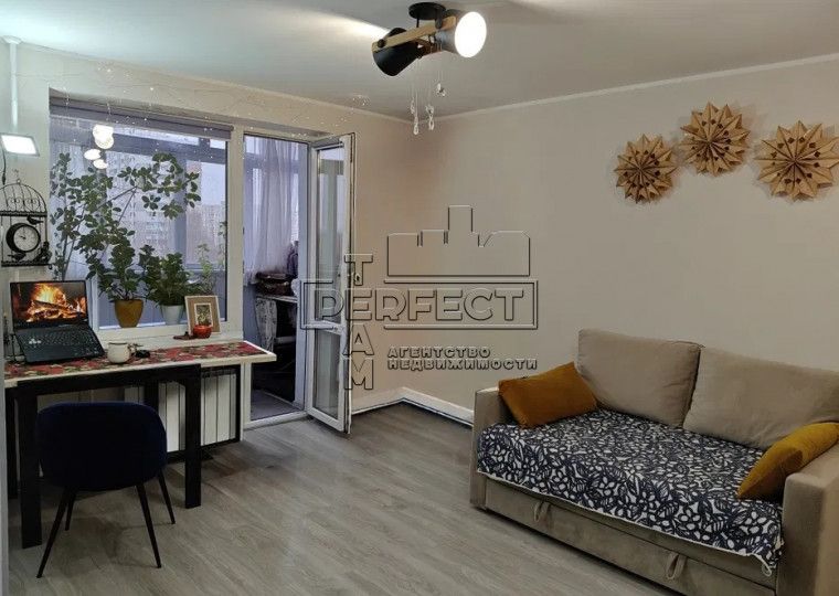 Продаж 1к квартири  Здолбунівська 3б / Здолбуновская 3б