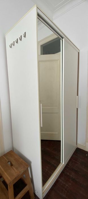 Armário, 2 portas deslizantes (1 com espelho) - IKEA - em ótimo estado
