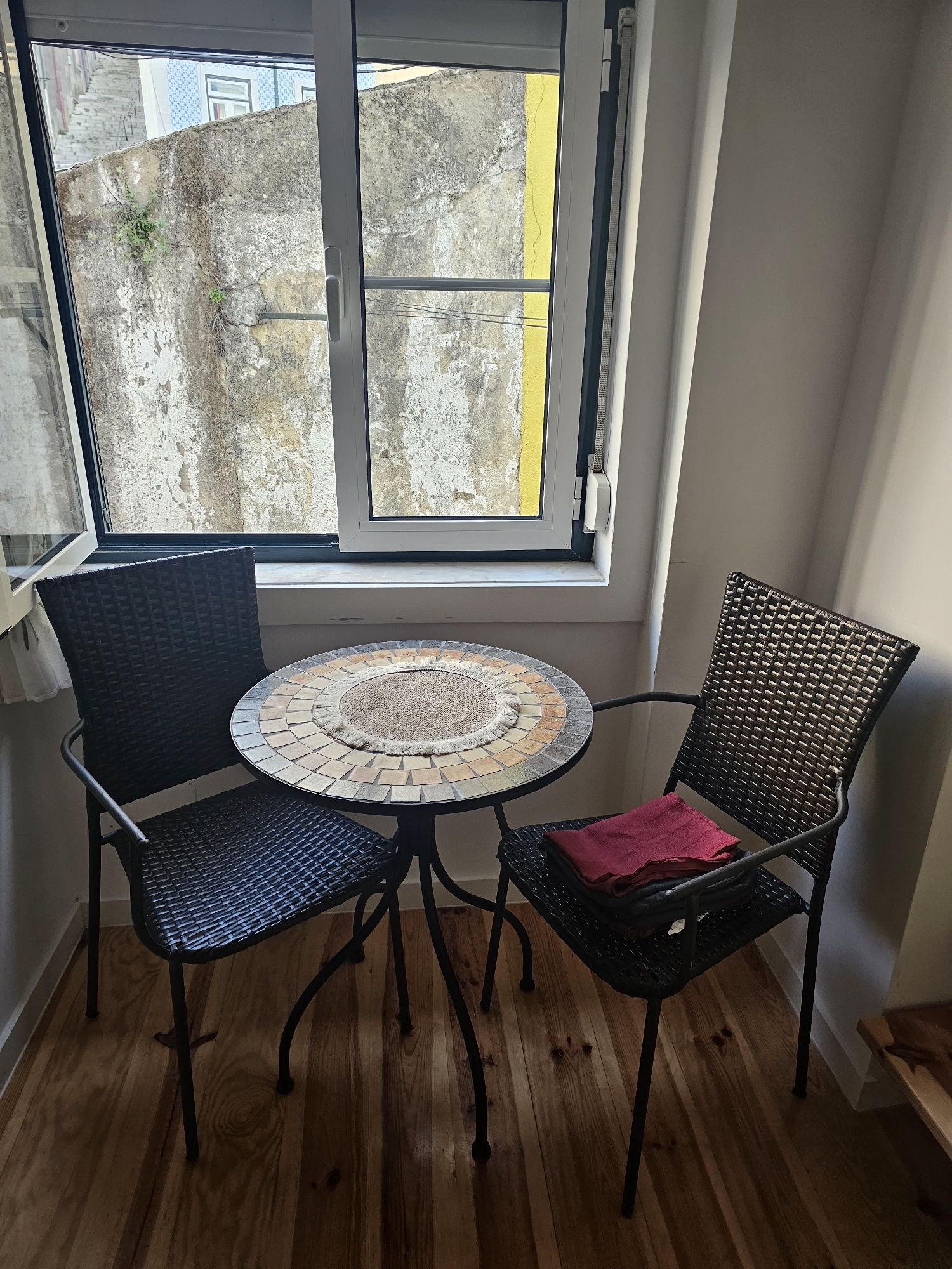 Conjunto de mesa e 2 cadeiras

Preço: 60€
Mesa re