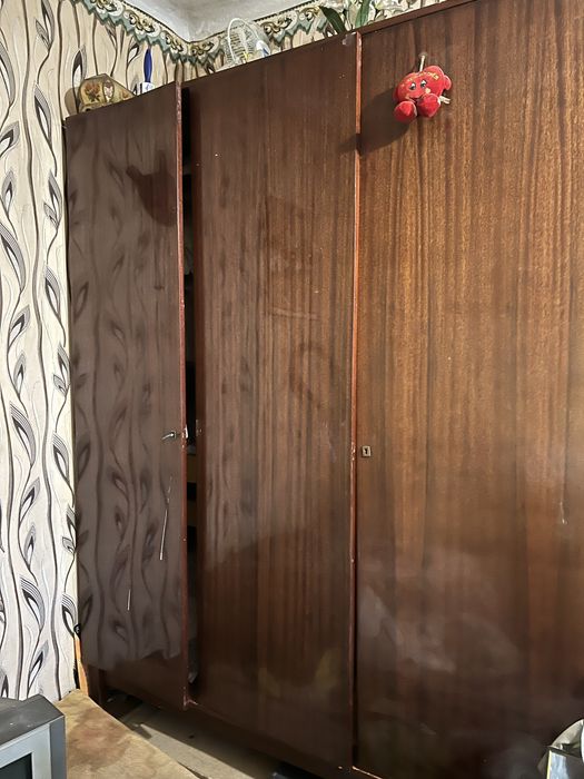 Продам 3дверну шафу вмісну