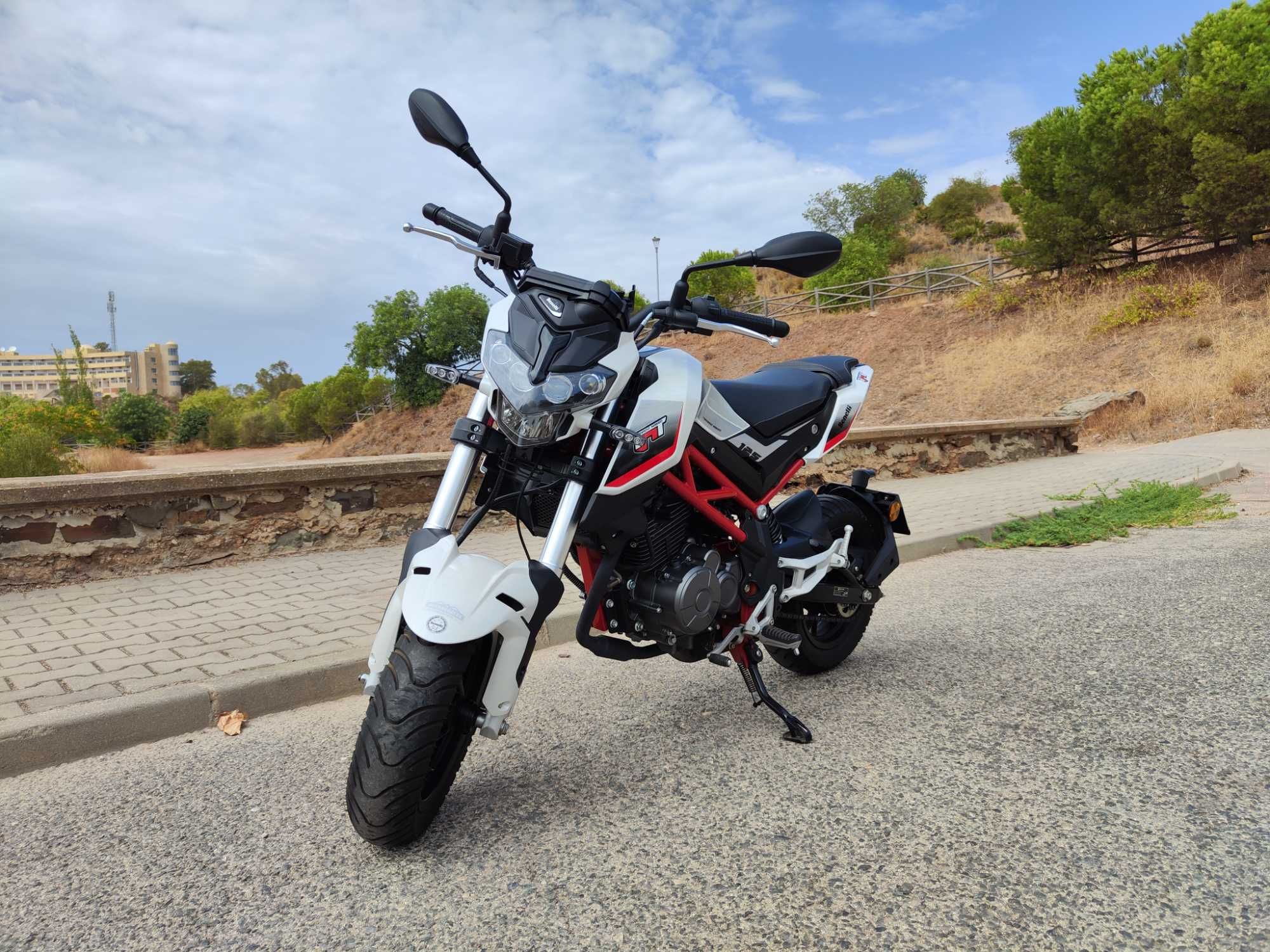 Benelli TNT125 de 2021 com 4500 km