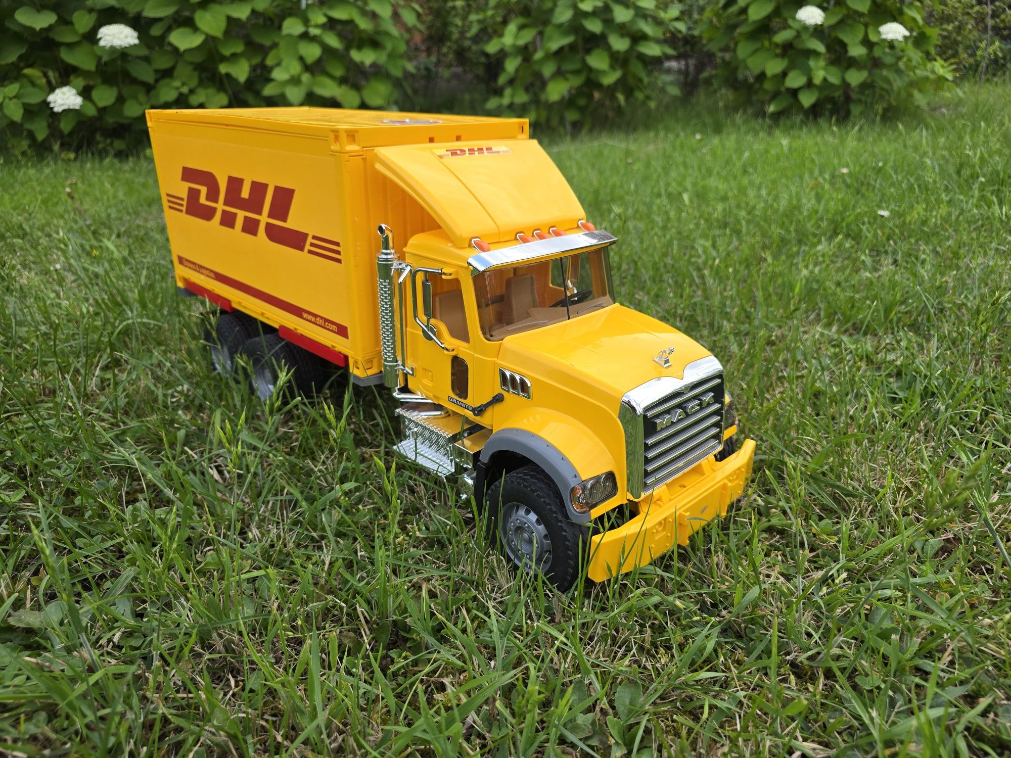 Bruder 02819 Mack DHL