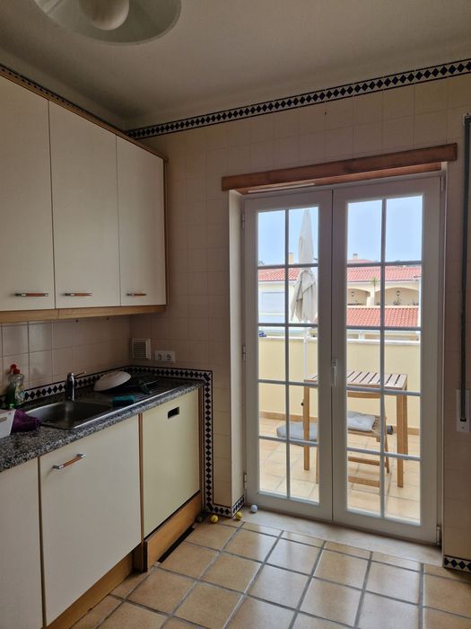 Arrenda-se apartamento Praia del Rey. Despesas incluidas. Apartament f