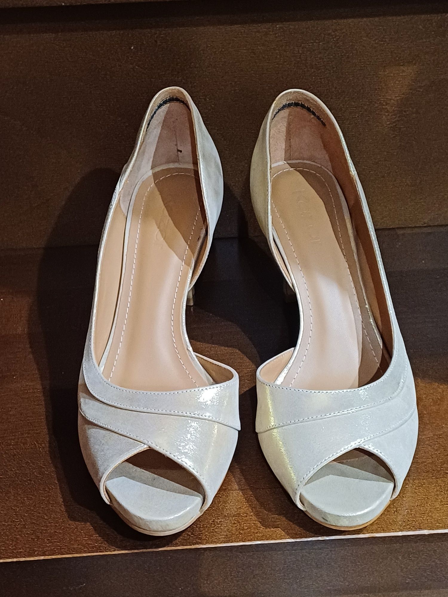 Sandały na obcasie Kazar 37, skóra, złote, buty ślubne