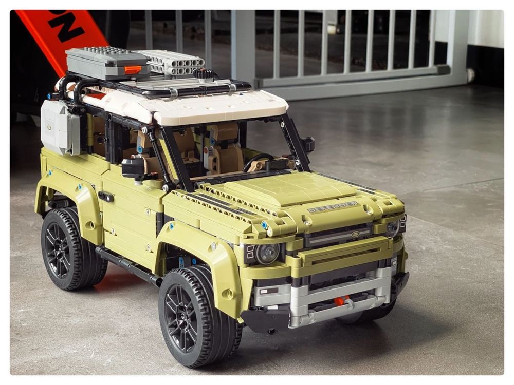 Конструктор Land Rover Defender 1/1 з LEGO