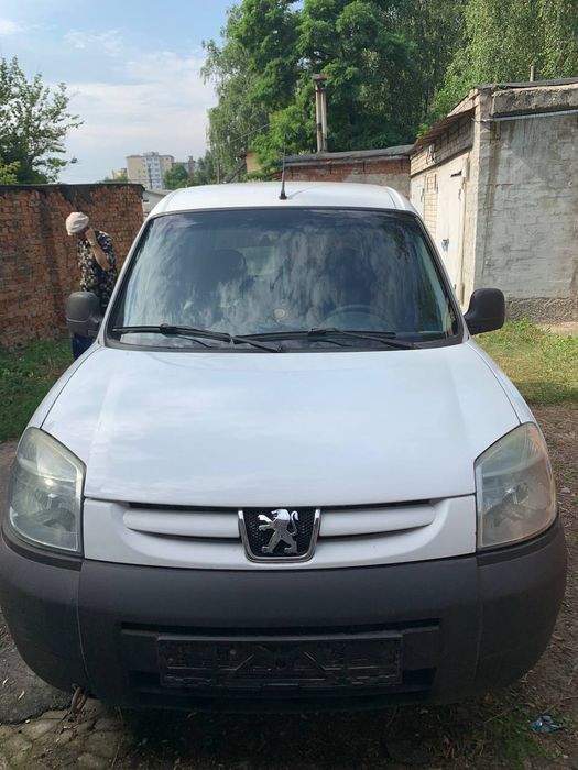 Автомобіль Пежо Партнер