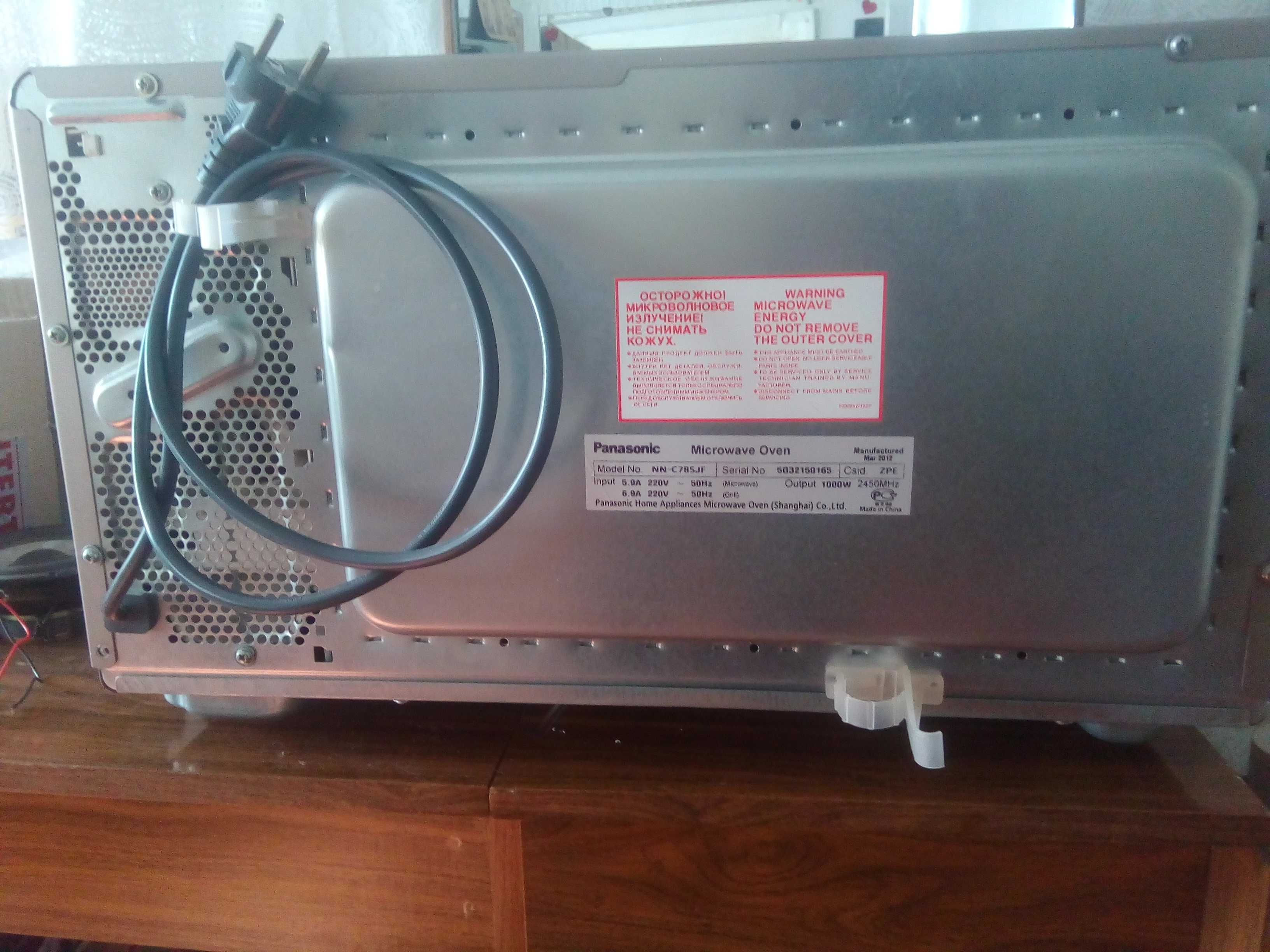 Микроволновая печь "Panasonic NN-C 785 JF" - 18000 гривен.