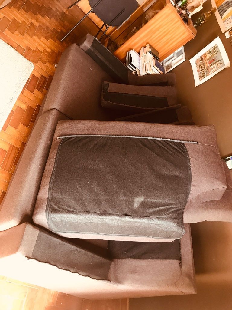 Sofá em tecido 2 lugares espaçoso com almofadas decorativas.