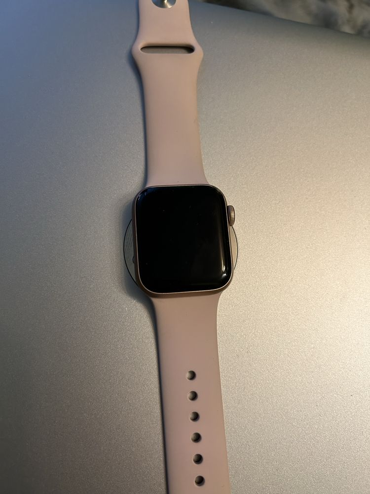 продам власні Apple watch se