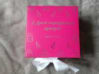 Коробка подарункова "З днем народження" компанії Мері Кей, 15х15х9см