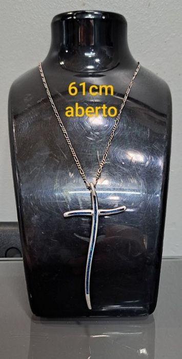 Correntes fios em prata contrastada.
