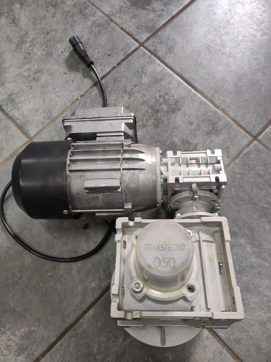 Przekładnia z silnikiem 0.18kW do pieca z podajnikiem ślimakowym
