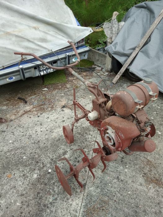Motocultivador antigo a gasolina