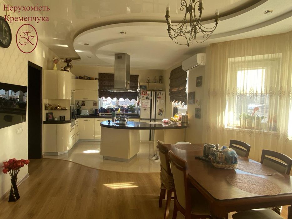 Продаж просторий та сучасний будинок комфорт-класу.