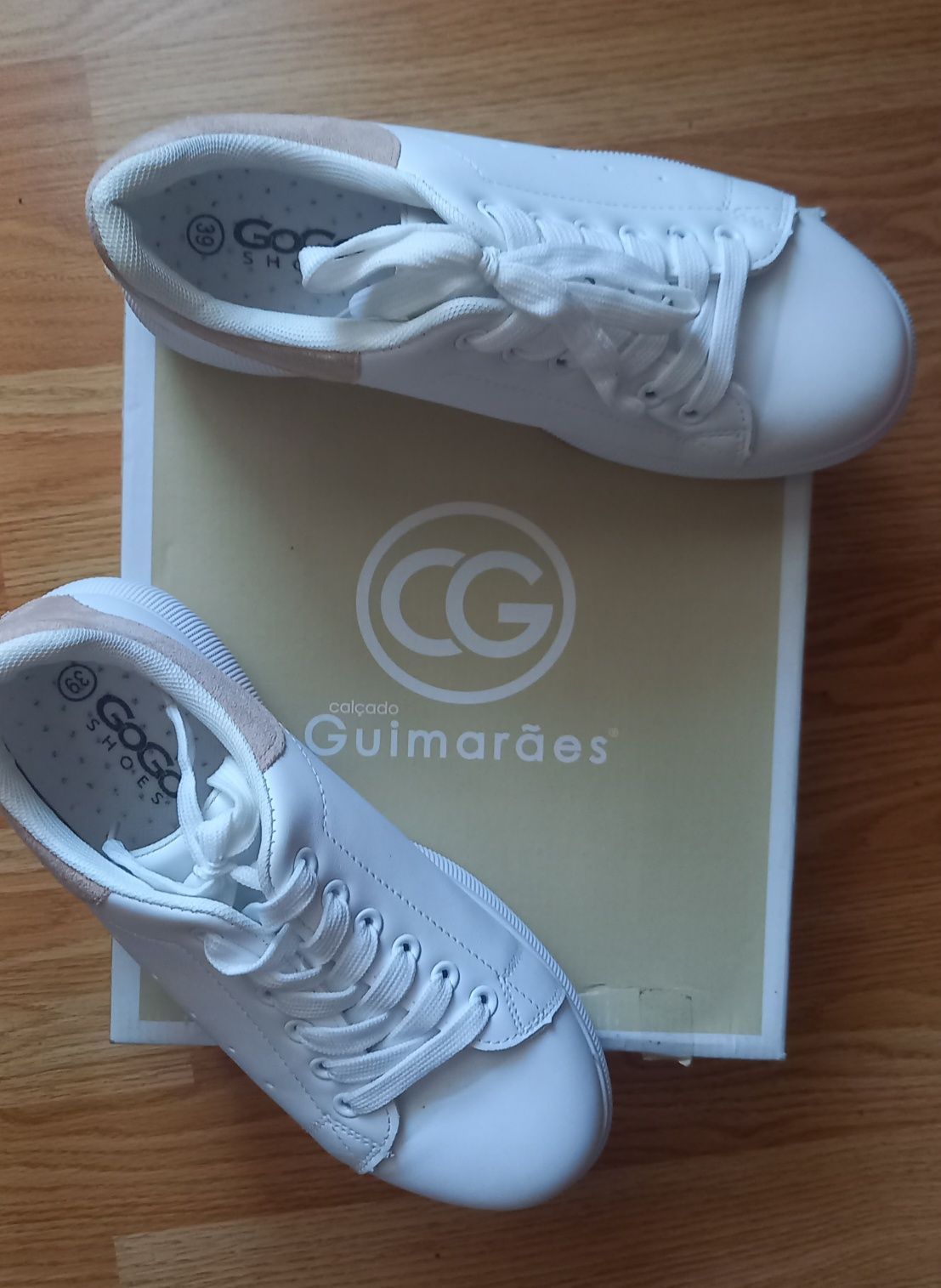 Білі кросівки на високій підошві GoGo Shoes