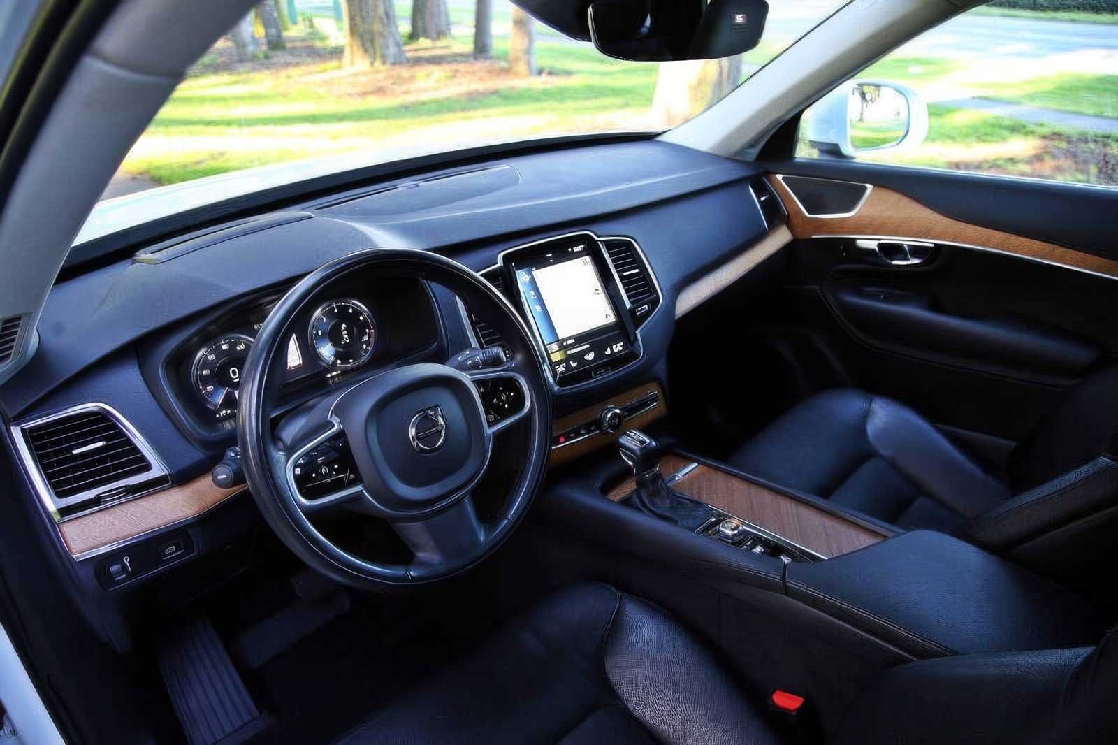 2021 Volvo XC90 T6 Momentum 7-Passenger