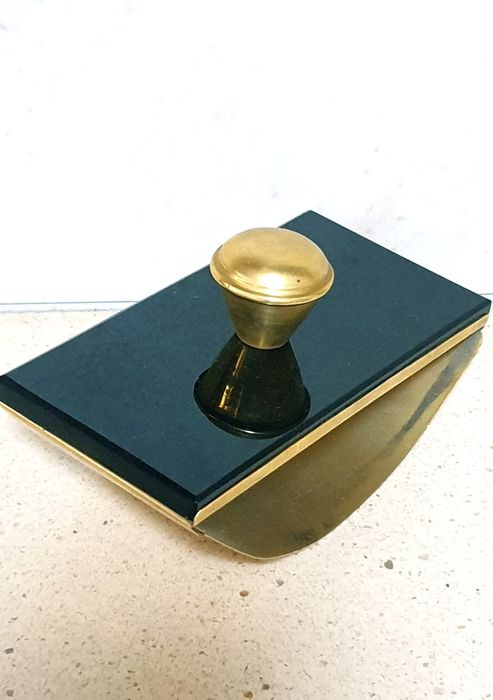 Antigo Mata Borrão em latão e vidro preto