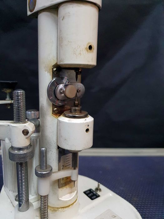 Máquina vintge de perfuração e entalhe de lentes