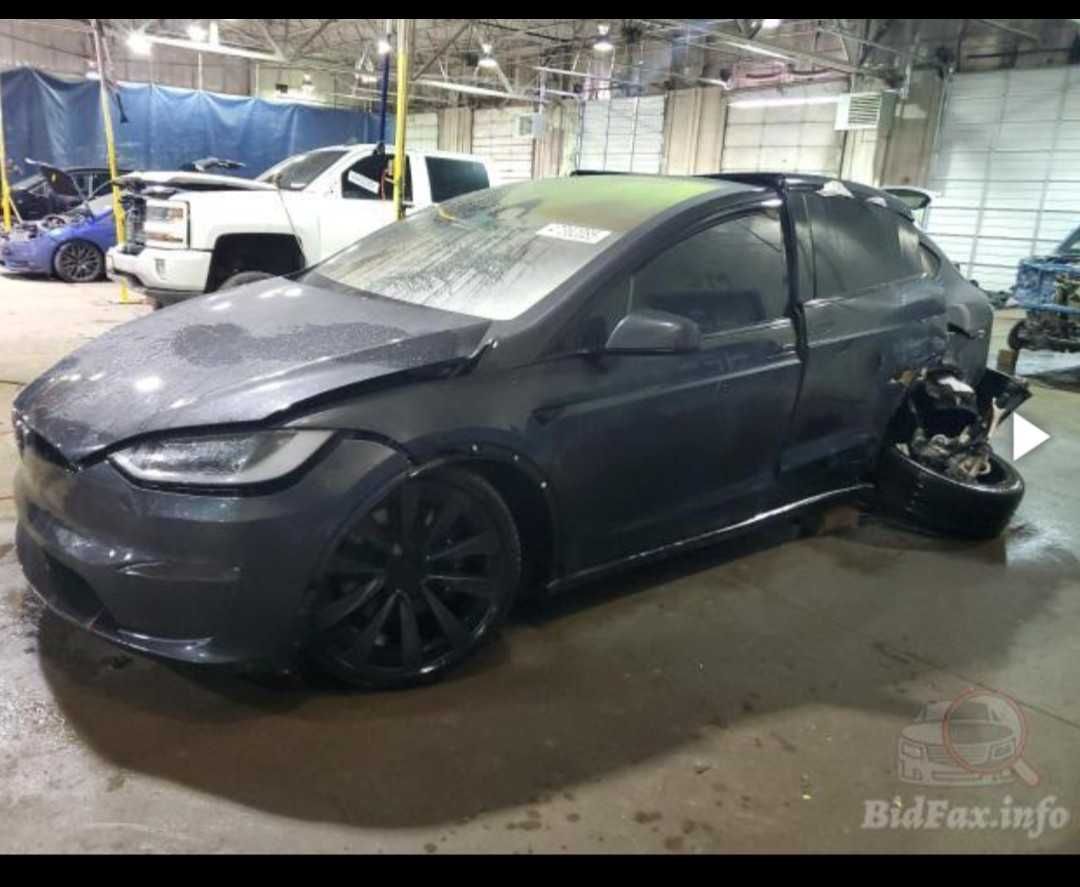 Tesla Model X 24 рік