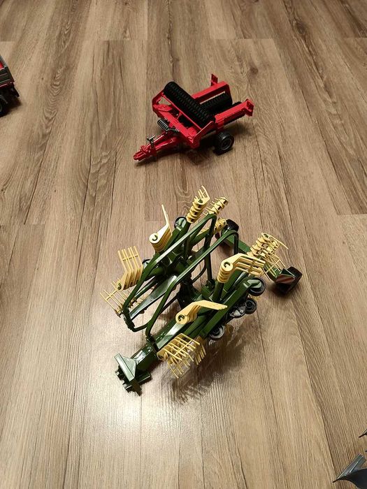 Zabawki BRUDER - zestaw - farma - Traktor, przyczepa, maszyny