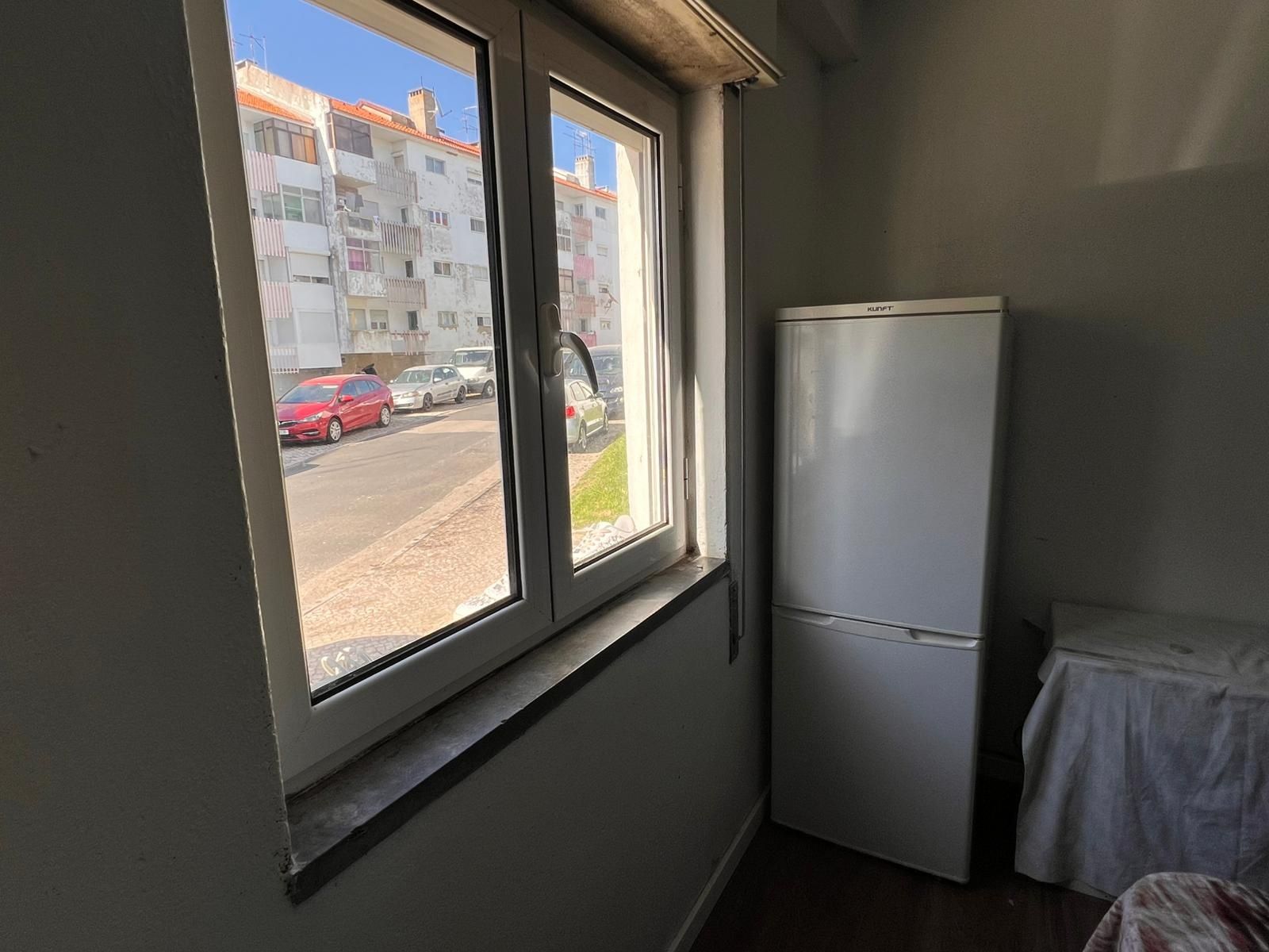 arrendo quarto só para mulheres perto do centro do Montijo
