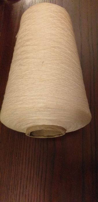 Bobine de linha de costura branca