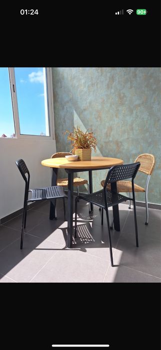 Conjunto mesas e cadeiras