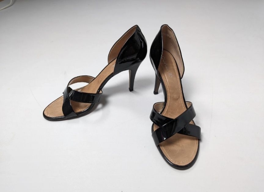 Czarne lakierowane skórzane sandały na szpilce Quazi 41