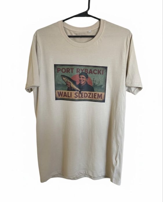 Koszulka z nadrukiem ,,Port rybacki wali śledziem,, - M