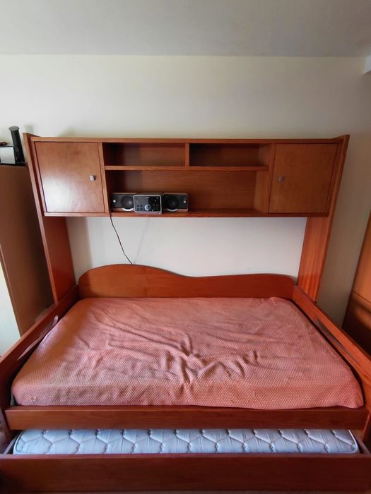 Cama dupla solteiro em madeira + colchoes