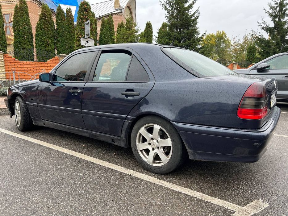 Продам мерсіка с 200 1998 року в гарному стані.