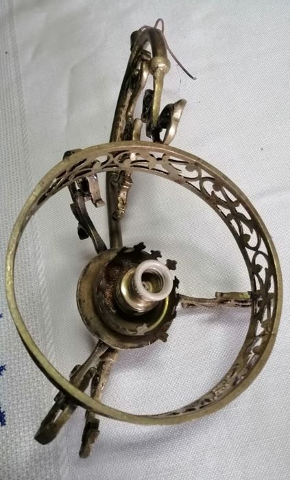 Candeeiro de parede em metal dourado fusco.