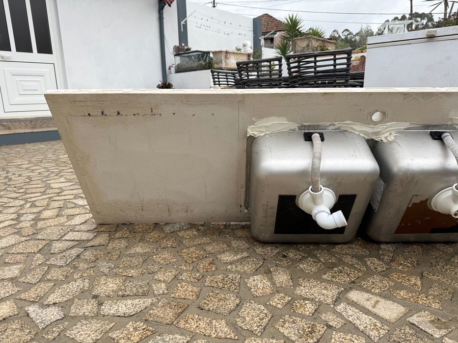 Tampo de cozinha em pedra sintética + lava-louça duplo inox