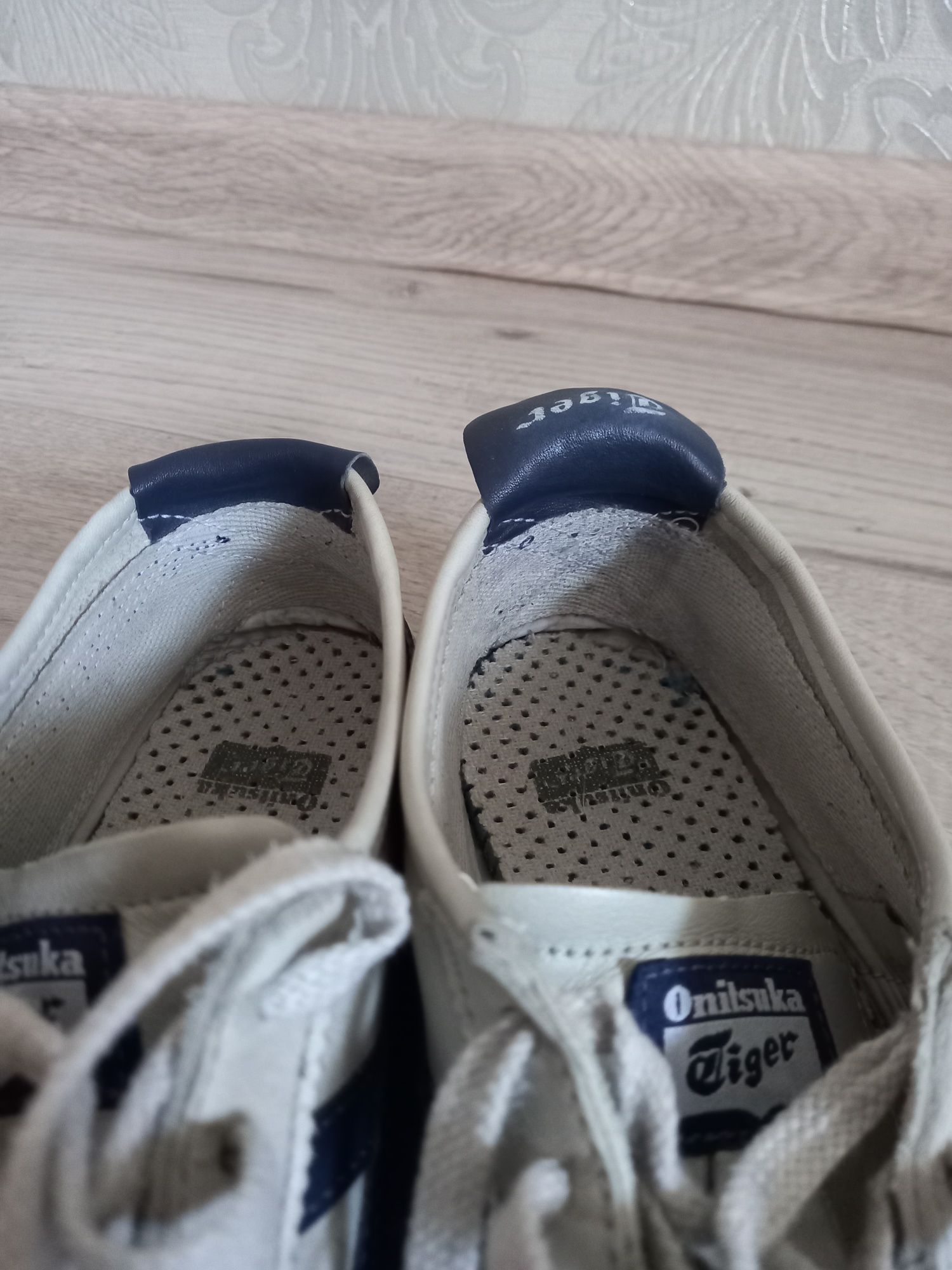 Продам кроссовки Asics Tiger