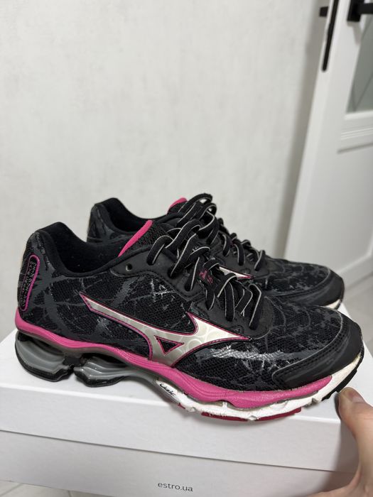 Продам спортивні кросівки