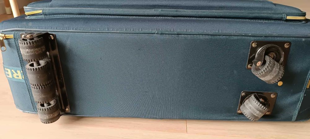 Duża walizka francuskiego projektanta Pierre Balmain