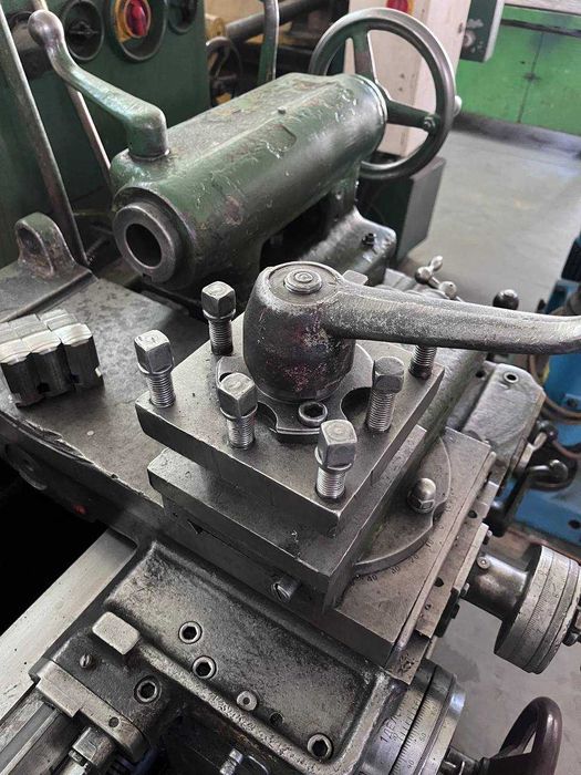 Продається токарний верстат 1К62 у дуже хорошому стані.