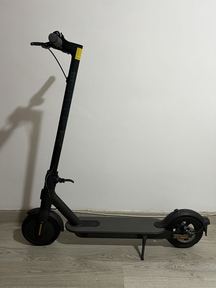 Trotinete Elétrica Xiaomi Mi Electric Scooter Essential Preta