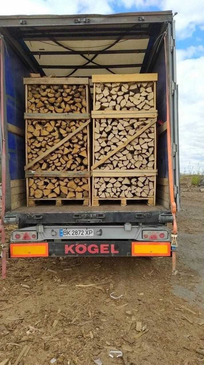Дрова колоті в ящиках. Пилорама.