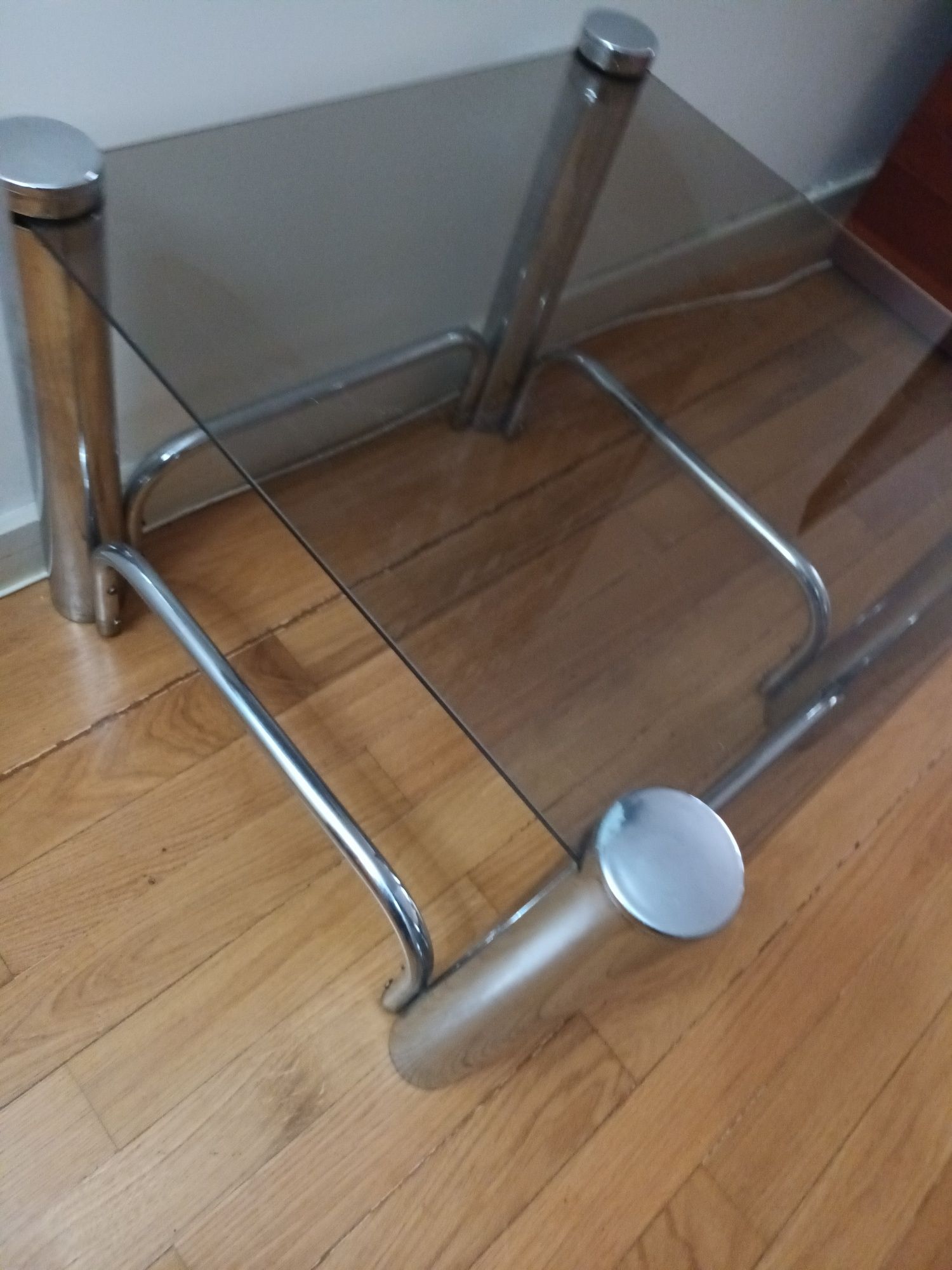 Mesa pequena cromada