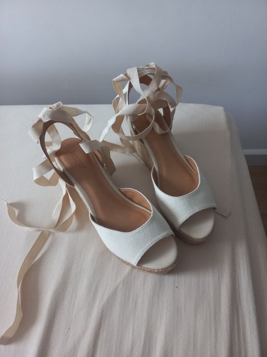 Sandały na koturnie Kazar