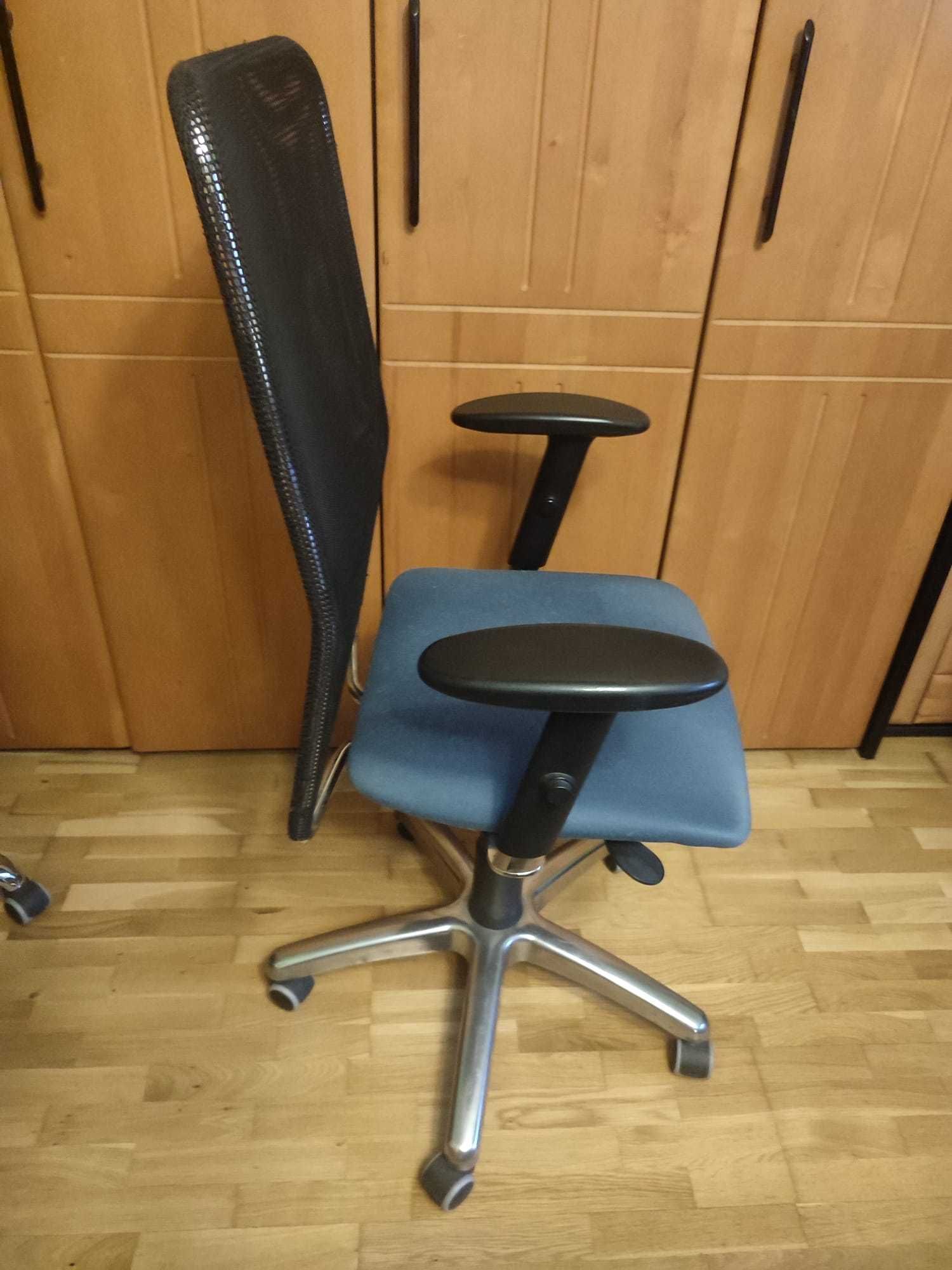 fotel biurowy z chromowaną podstawą