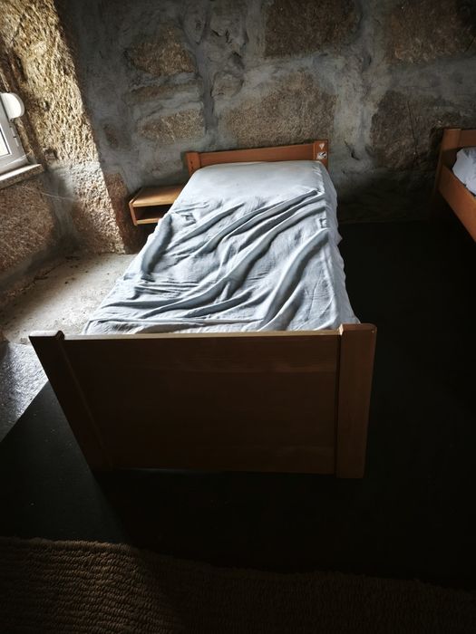 Camas individuais em madeira